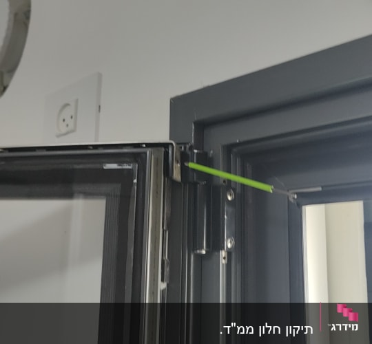ציר חלון עם מוט ירוק לתיקון תריסים